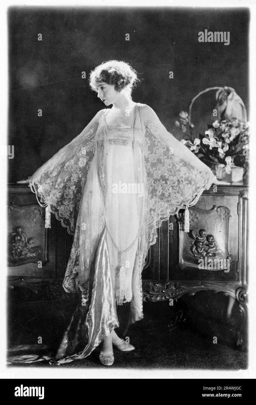 Foto der Schauspielerin Lillian Gish (1893-1993) trägt ein rosa Morgen Kleid aus Chiffon und Spitze. Datiert 1922 Stockfoto