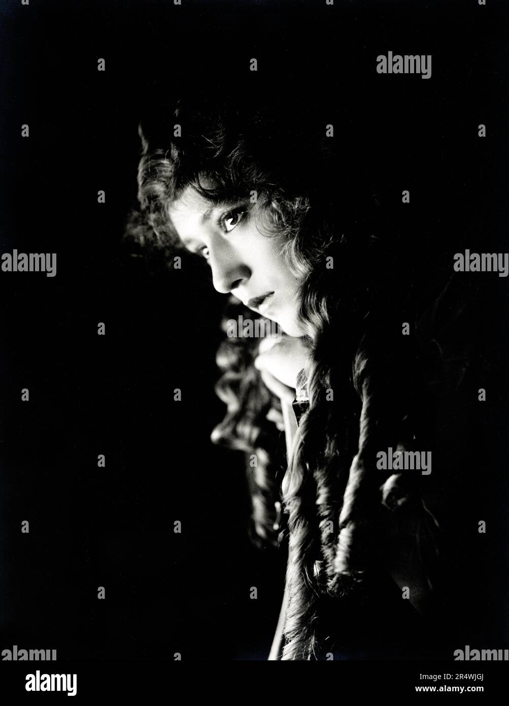 Mary Pickford; Kopf-und-Schulter-Porträt; nach links gerichtet; zwischen 1910 und 1920. Mary Pickford (8. April; 1892-29. Mai 1979) war eine kanadisch-amerikanische Filmdarstellerin; Mitbegründerin des Filmstudios United Artists und einer der ursprünglichen 36 Gründer der Academy of Motion Picture Arts and Sciences Stockfoto