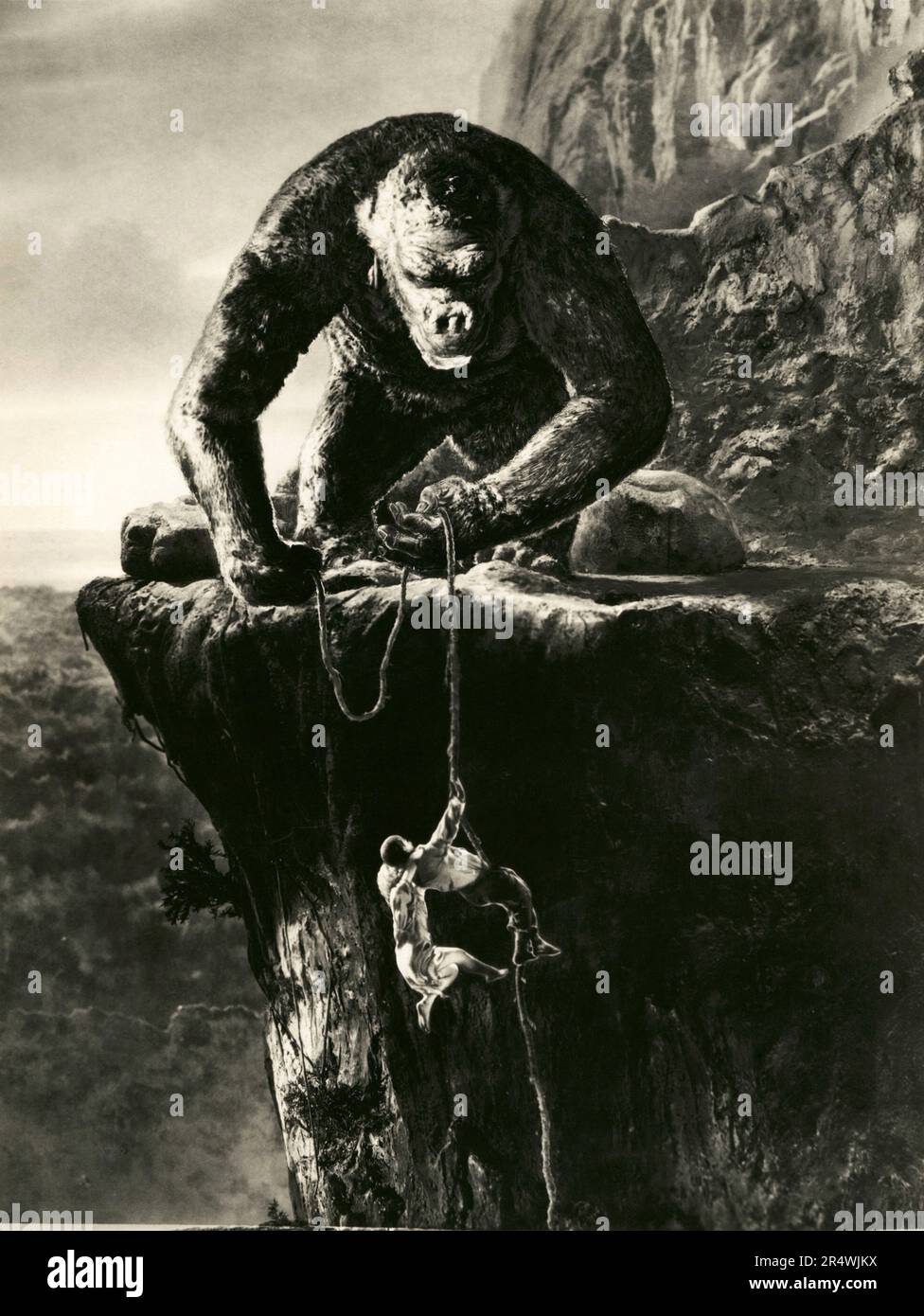 King Kong ist ein 1933 American fantasy Monster/Abenteuer Film. Es Sterne Fay Wray, Bruce Cabot, Robert Armstrong, und in New York City eröffnet am 2. März 1933 begeisterte Kritiken. Der Film erzählt von einem gigantischen, Insel lebenden Affen namens Kong wer stirbt bei dem Versuch, eine schöne junge Frau zu besitzen. Hongkong ist für seine Stop-motion Animation von Willis O'Brien und seine musikalische Kerbe von Max Steiner. King Kong wird häufig als eine der kultigsten Filme in der Geschichte des Kinos bezeichnet. Stockfoto
