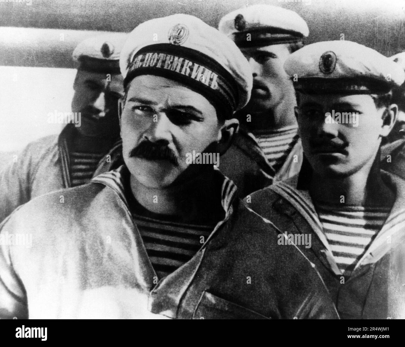 Panzerkreuzer Potemkin, manchmal als Schlachtschiff Potyomkin, ist ein 1925 silent Film unter der Regie von Sergej Eisenstein und Mosfilm produziert. Es stellt eine dramatisierte Version der Meuterei, im Jahre 1905, wenn die Besatzung des russischen Panzerkreuzer Potemkin gegen ihre Offiziere des zaristischen Regimes rebellierte aufgetreten. Panzerkreuzer Potemkin ist einer der einflussreichsten Propaganda Filme aller Zeit genannt worden, und war der größte Film aller Zeiten auf der Brüssel Welt im Jahr 1958 benannt. Stockfoto