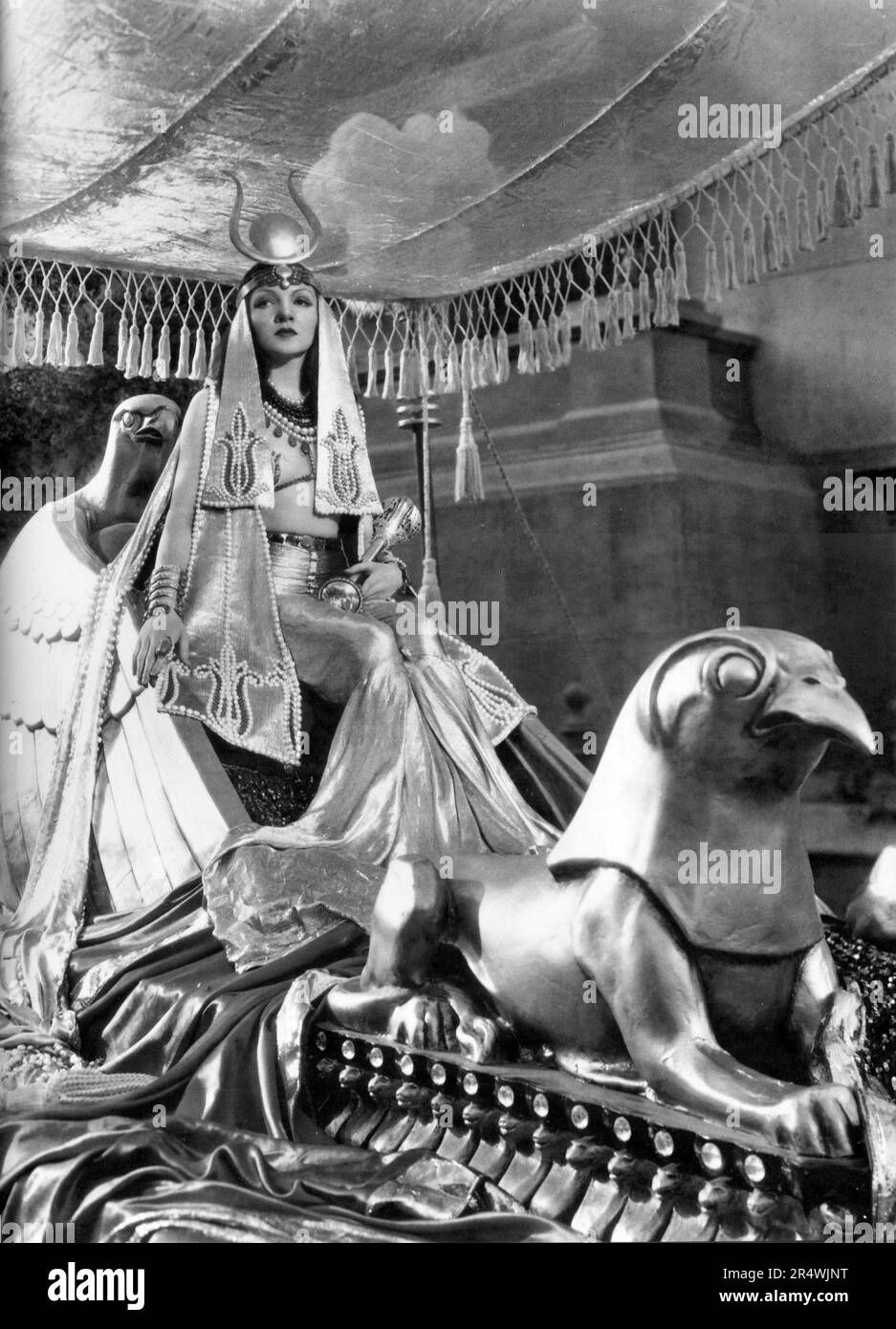 Cleopatra, 1917, war ein amerikanischer Stummfilm, der auf H. Rider Haggards Roman Cleopatra aus dem Jahr 1889 und den Stücken Cleopatra von Ãâmile Moreau und Victorien Sardou und William Shakespeares Antonius und Kleopatra basiert. Der Film spielte Theda Bara in der Titelrolle, Fritz Leiber, Sr., während Julius Caesar und Thurston Hall Mark Antony spielten. Stockfoto