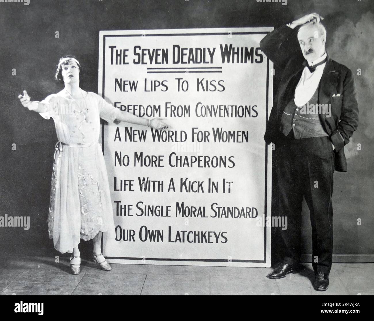 Werbung für verlorene Töchter, 1923.  Gloria Swanson verkündet das neue Credo der Jugend zu ihrem Vater, Theodore Roberts. Stockfoto