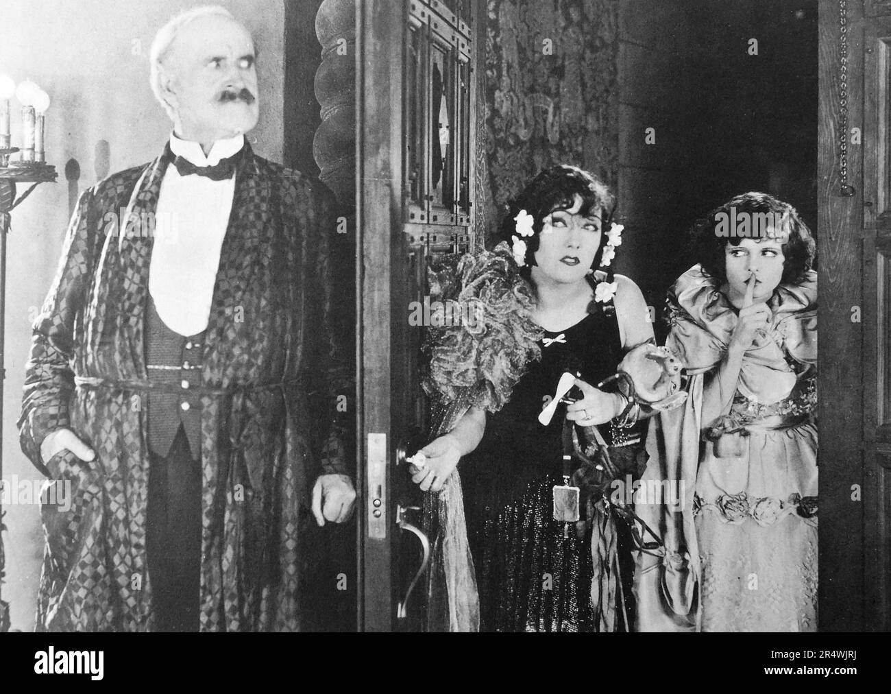 Gloria Swanson in verlorenen Töchter. 1923 Das Studio caption sagt "J.D. seine Töchter in der Rückkehr von einem Ball nach Mitternacht fängt. Stockfoto