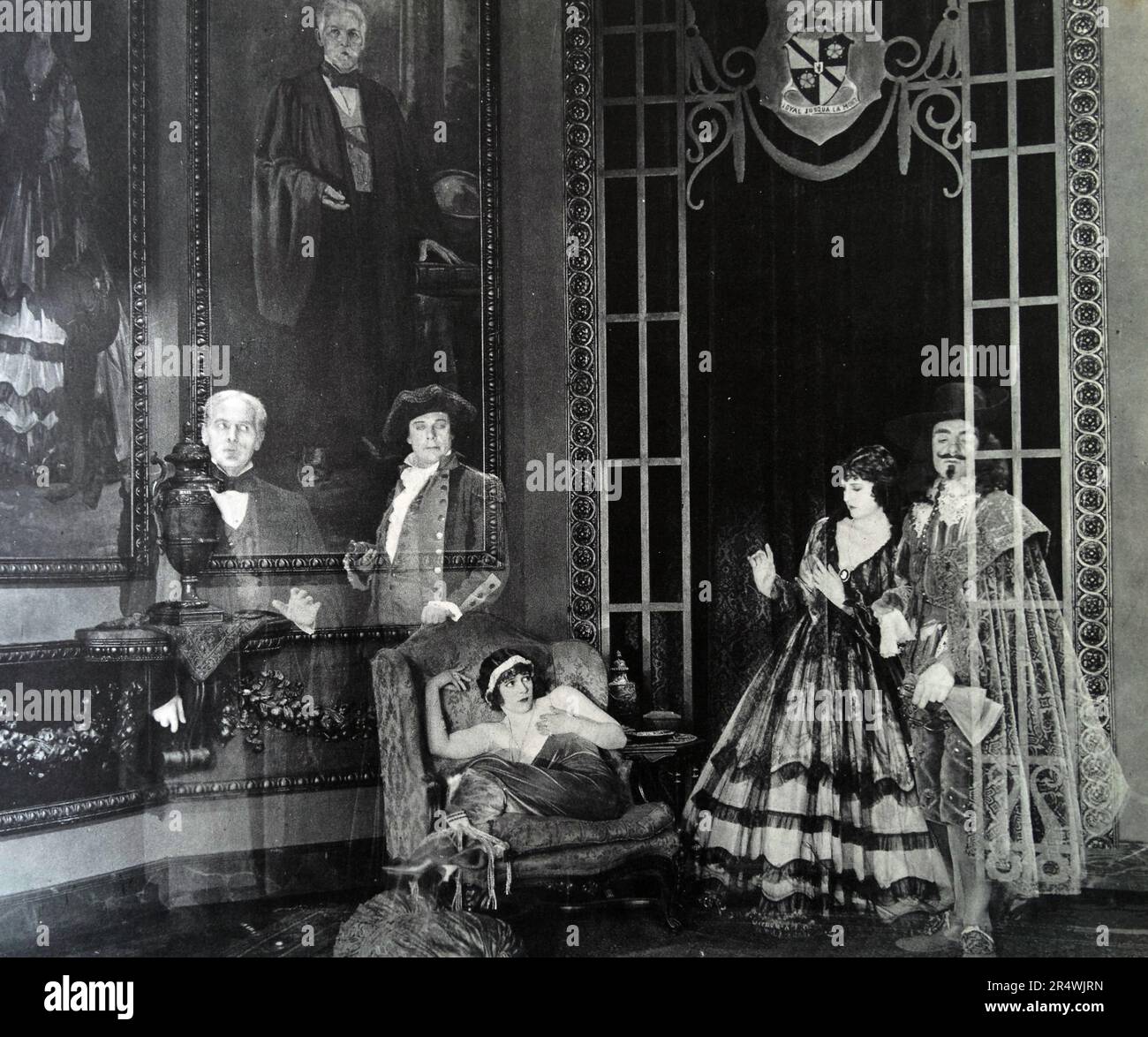 Aristokratischen Vorfahren ihres Mannes schauen sneeringly am demütig geboren Heldin in diesem 'Vision' von Samstag Nacht, 1922. Stockfoto