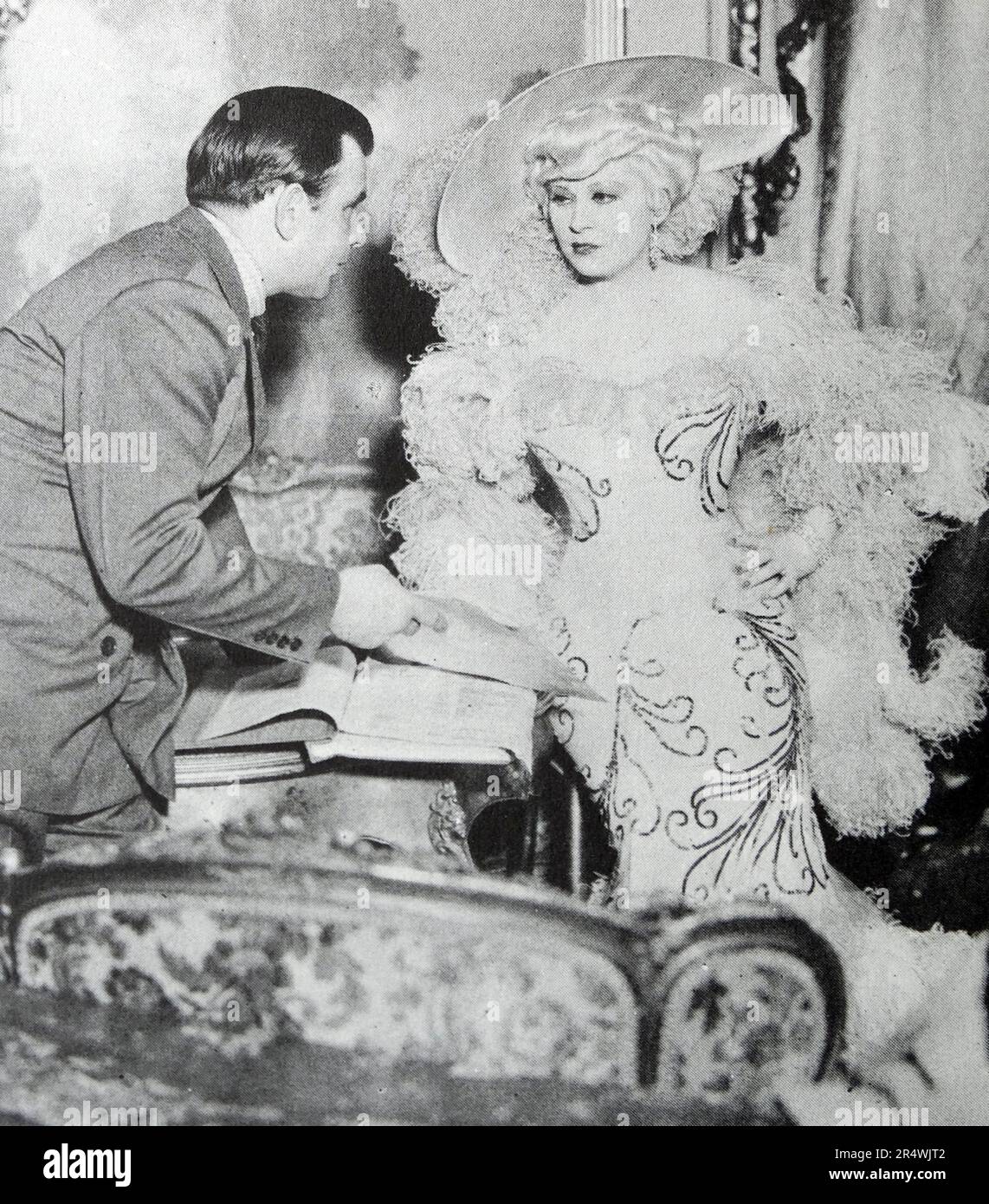 Mae West und Produktion Assistent Boris Petroff diskutieren "Shooting script'. Ich bin kein Engel (1933) ist Mae West dritten motion picture. Stockfoto