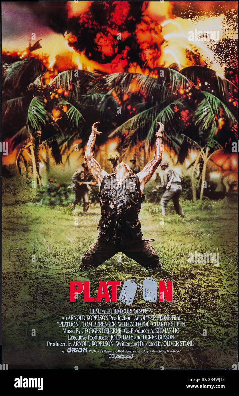 Platoon ist eine 1986 amerikanischen Krieg Film geschrieben und von Oliver Stone Regie und Stars Tom Berenger, Willem Dafoe und Charlie Sheen. Es ist der erste Film einer Trilogie des Vietnam Krieges Filme von Stein. Stein schrieb die Geschichte auf seine Erfahrungen als US-Infanteristen in Vietnam die Vision des Krieges in John Wayne's Die grüne Barette dargestellt zu begegnen. Es war der erste Hollywoodfilm durch ein Veteran des Vietnam Krieges geschrieben und geleitet werden. Stockfoto