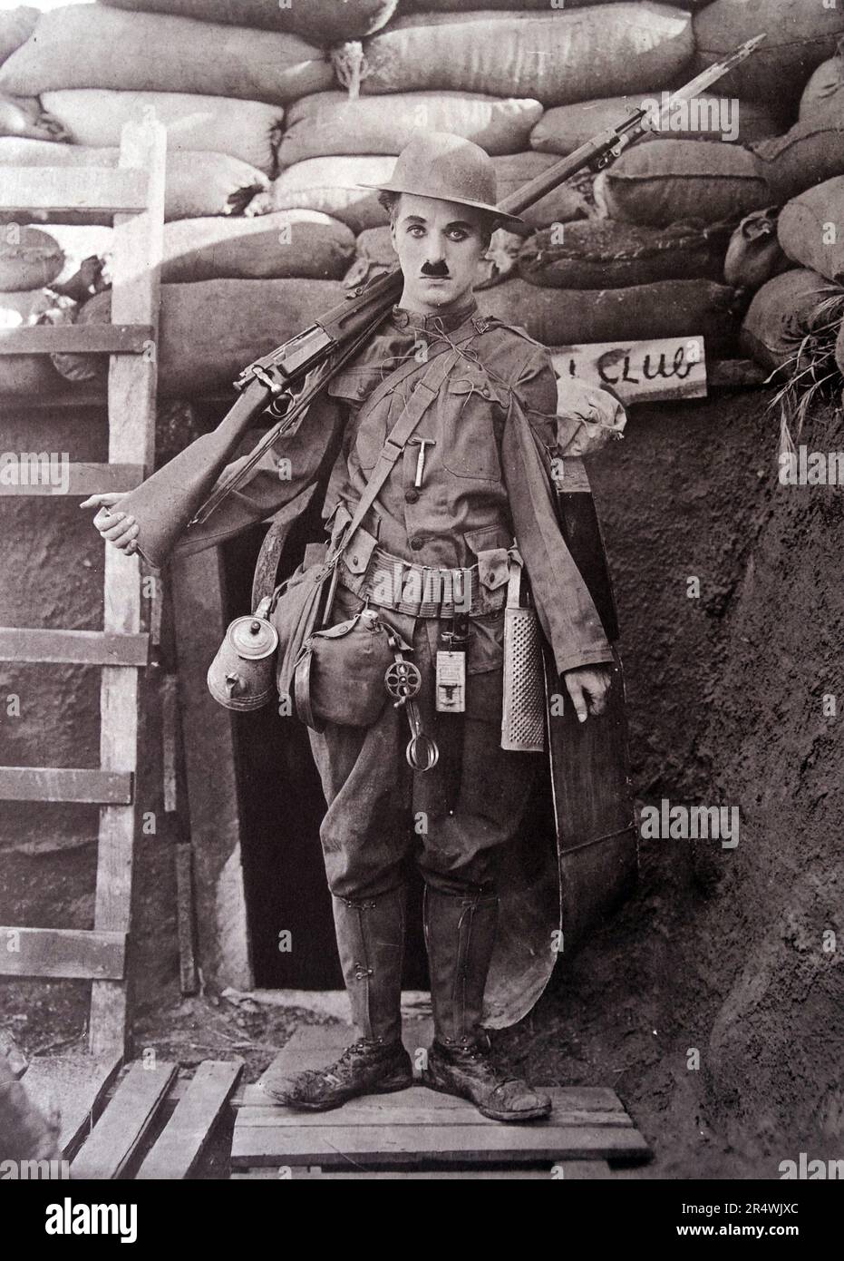 Charlie Chaplin in seinem größten Hit und eines der größten aller Zeiten, Shoulder Arms, 1918. Stockfoto
