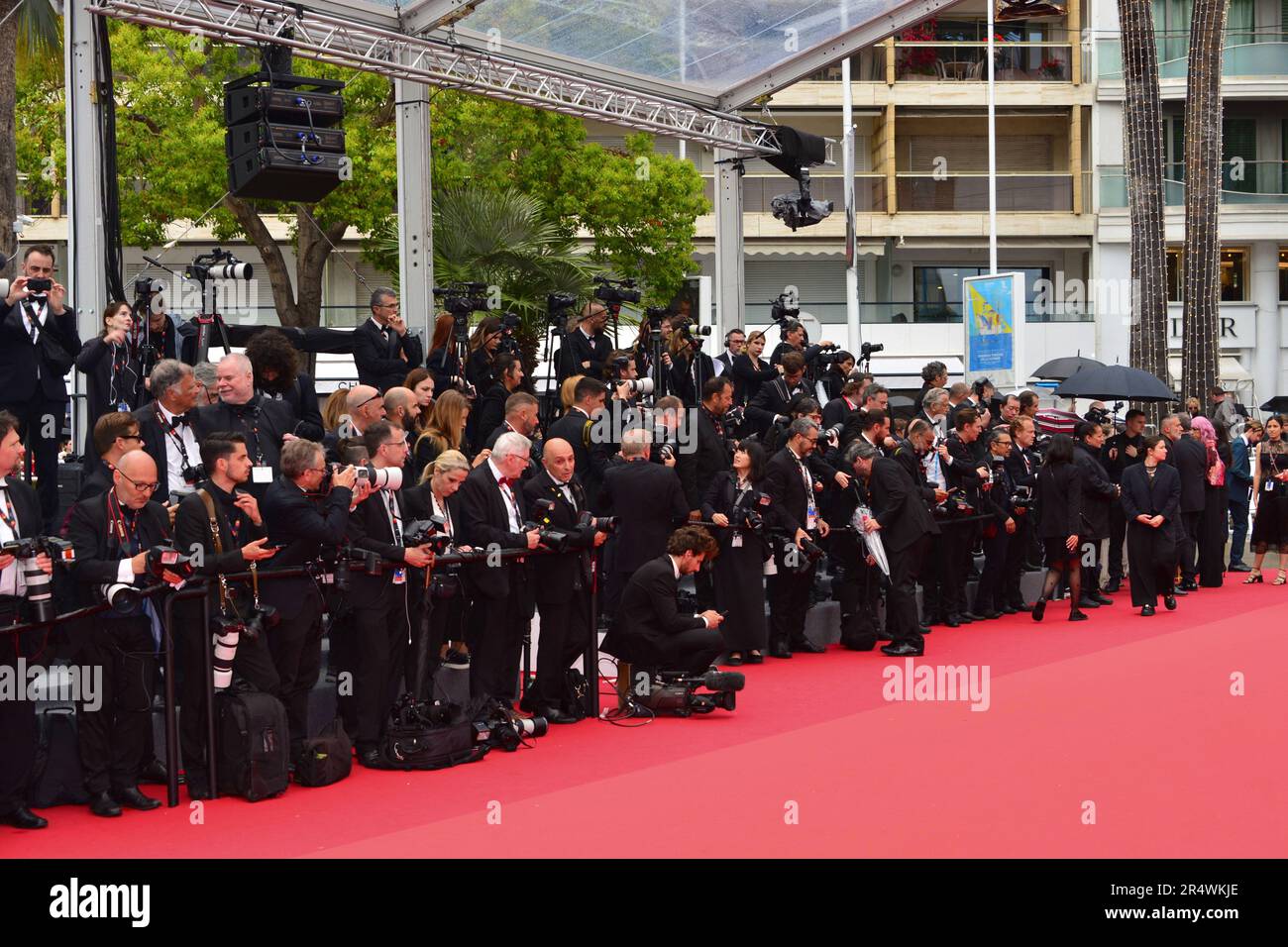 Fotografen vor dem Palais des Festivals warten auf die Crew des Films „Killers of the Flowers Moon“ „Killers of the Flowers Moon“ Filmfestival Cannes Screening 76. Filmfestival Cannes 20. Mai 2023 Stockfoto