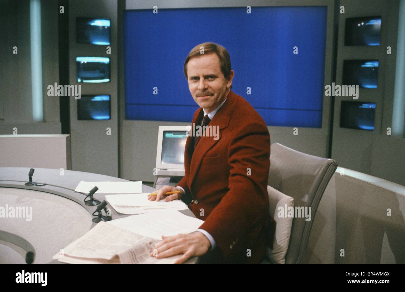Der französische Journalist Hervé Claude am Set der Fernsehnachrichten, die er auf Antenne 2 präsentiert. 1989 Stockfoto