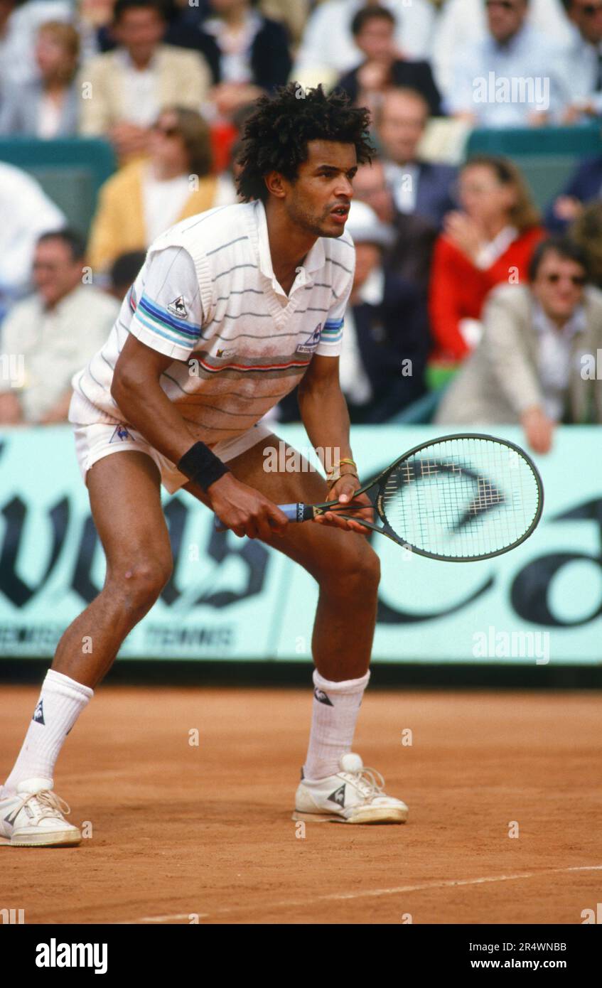 Französischer Tennisspieler Yannick Noah während eines Singles-Spiels für Männer bei den French Open. Roland-Garros-Stadion, Mai 1986. Stockfoto