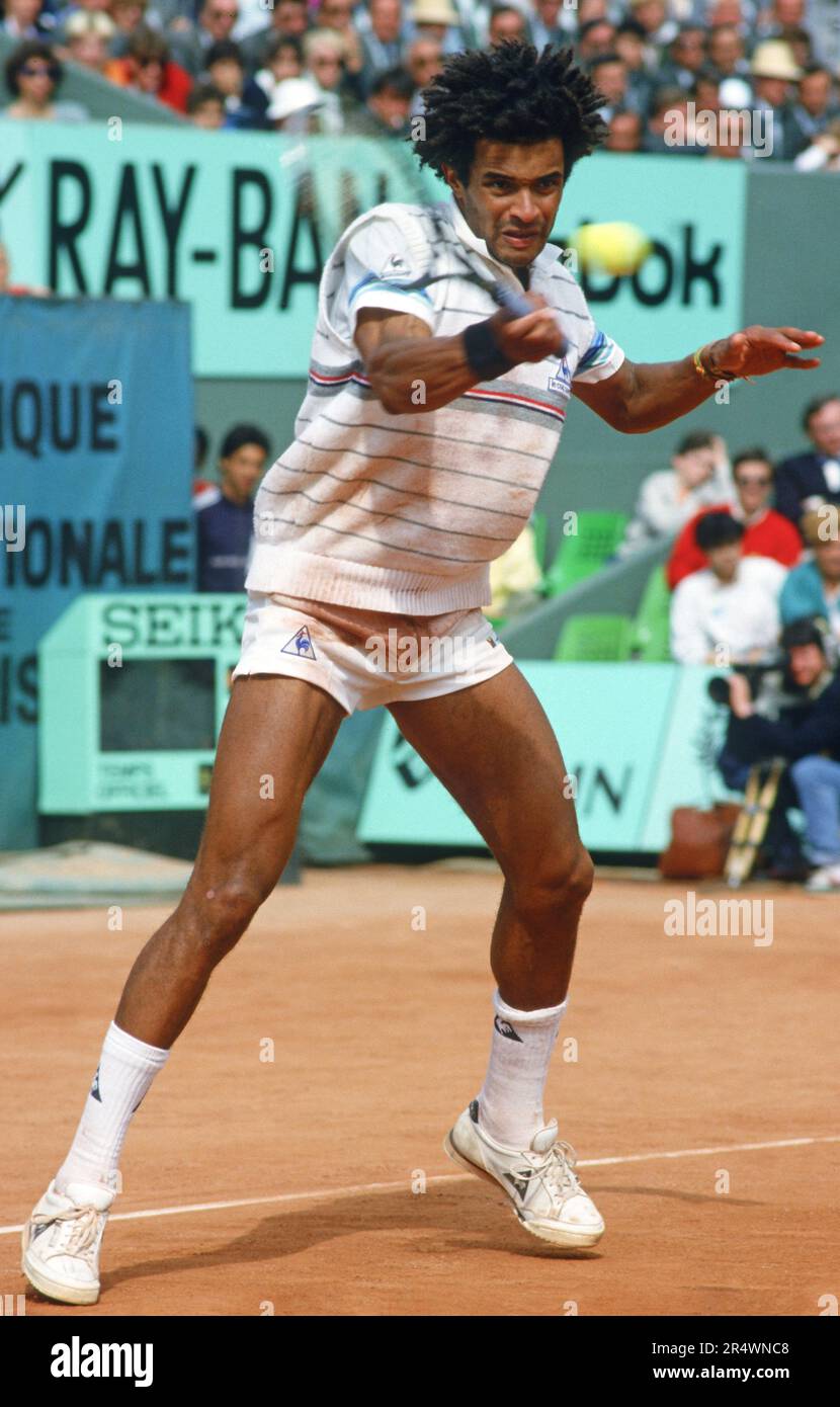 Französischer Tennisspieler Yannick Noah während eines Singles-Spiels für Männer bei den French Open. Roland-Garros-Stadion, Mai 1986. Stockfoto