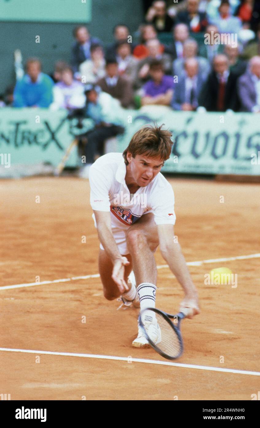 Amerikanischer Tennisspieler Jimmy Connors während des Singles der Männer beim French Open-Turnier gegen den deutschen Spieler Boris Becker. Paris, Roland-Garros-Stadion, Juni 1987 Stockfoto