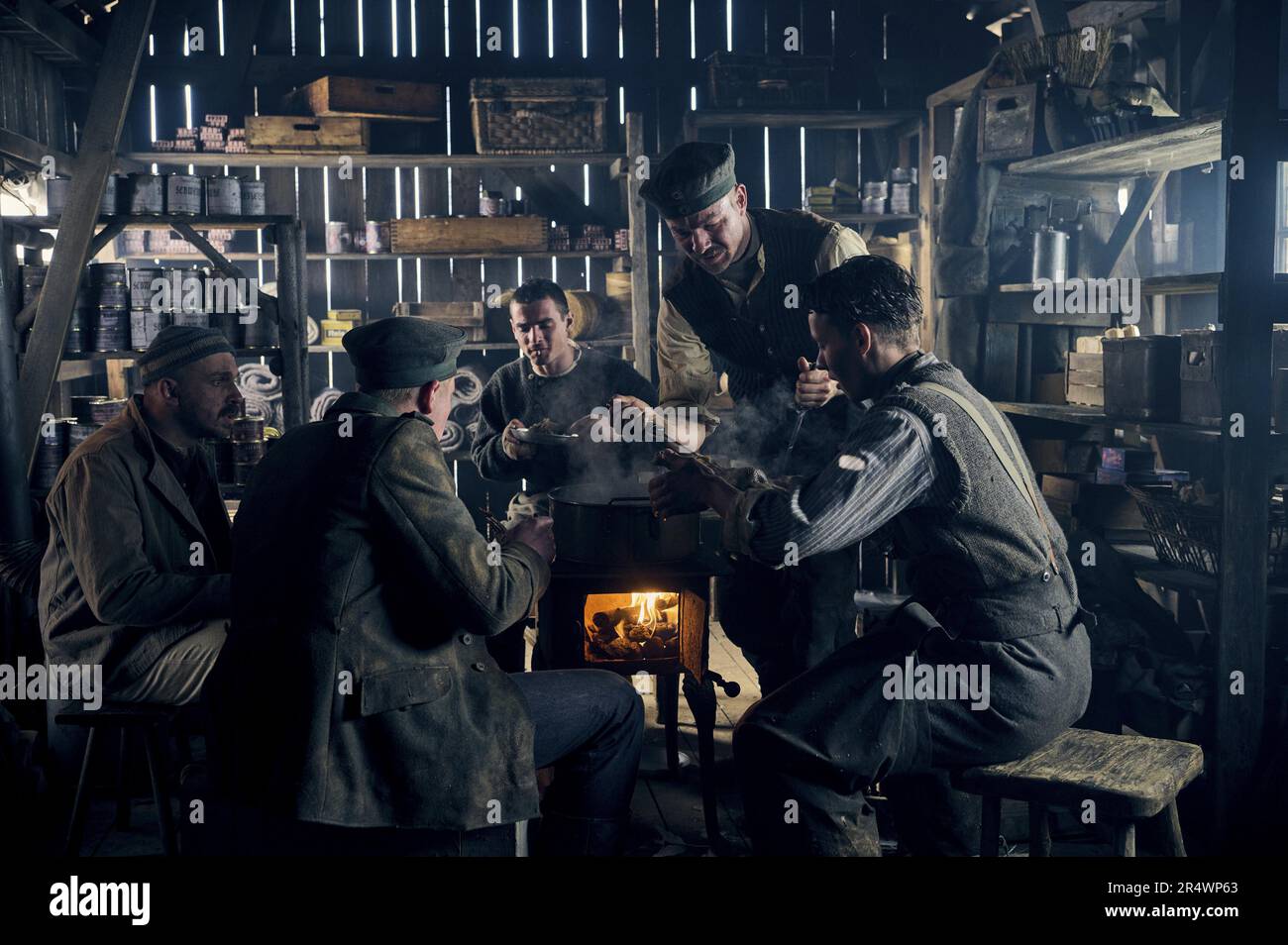 Im Westen nichts Neues All quiet on the Western Front Jahr : 2022 Deutschland UK USA Regie : Edward Berger Edin Hasanovic, Aaron Hilmer, Albrecht Schuch, Felix Kammerer Stockfoto