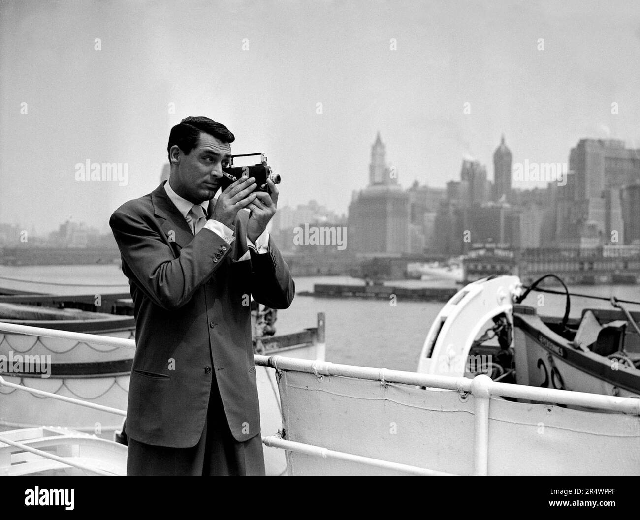 Cary Grant filmt New York an Bord der Ile-de-France auf dem Rückweg von Frankreich. Stockfoto