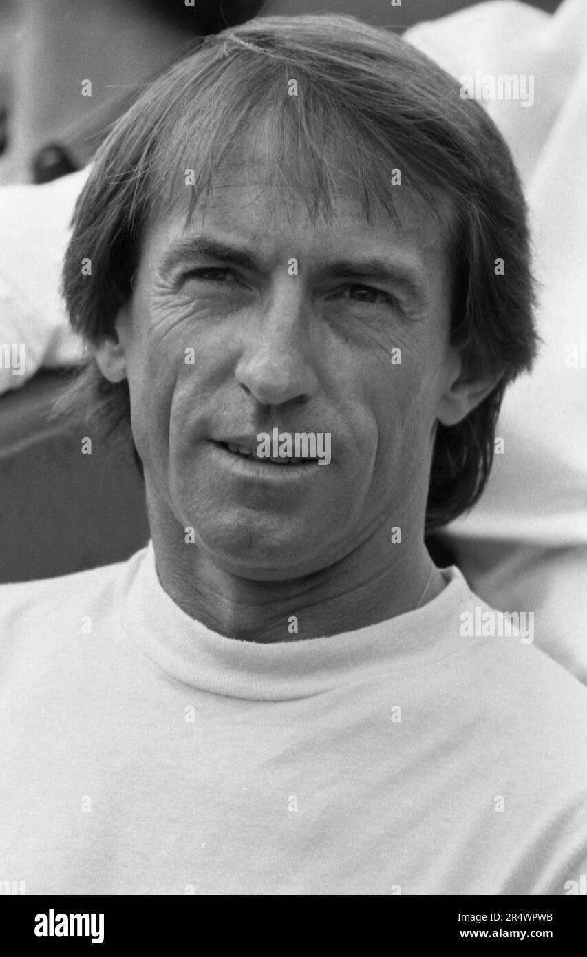Portrait des französischen Rennfahrers Jacques Laffite auf den Tribünen der French Open im Juni 1985. Stockfoto