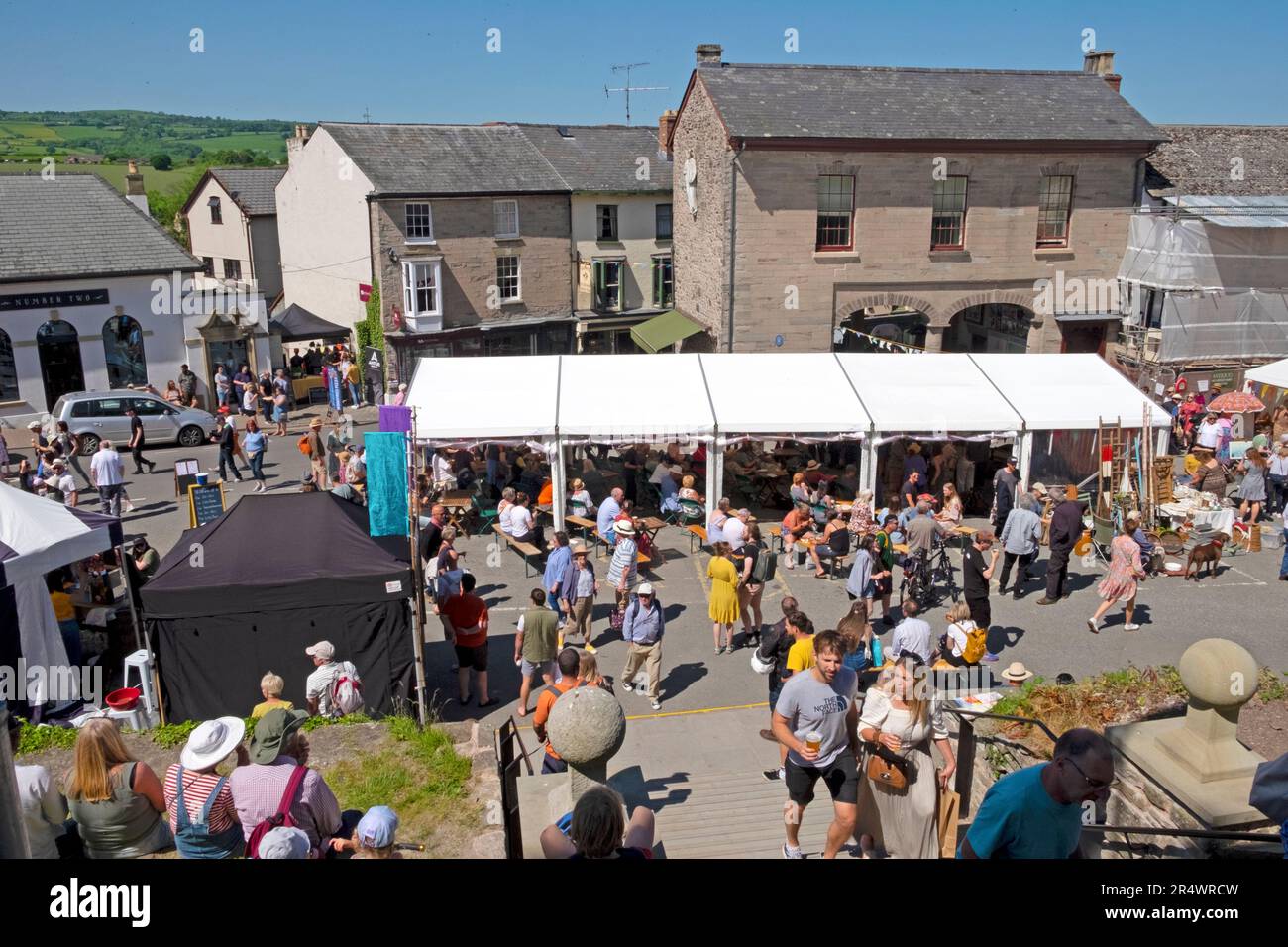 Hay Festival-Besucher genießen die Messe auf dem Platz im Stadtzentrum von Hay-on-Wye, Wales, Großbritannien, 2023. Mai KATHY DEWITT Stockfoto