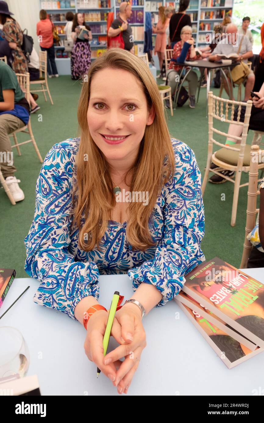 Die britische Feministin, Autorin Laura Bates, unterzeichnet Porträtbücher im Buchladen des Hay Festival 2023 Hay-on-Wye Wales UK KATHY DEWITT Stockfoto