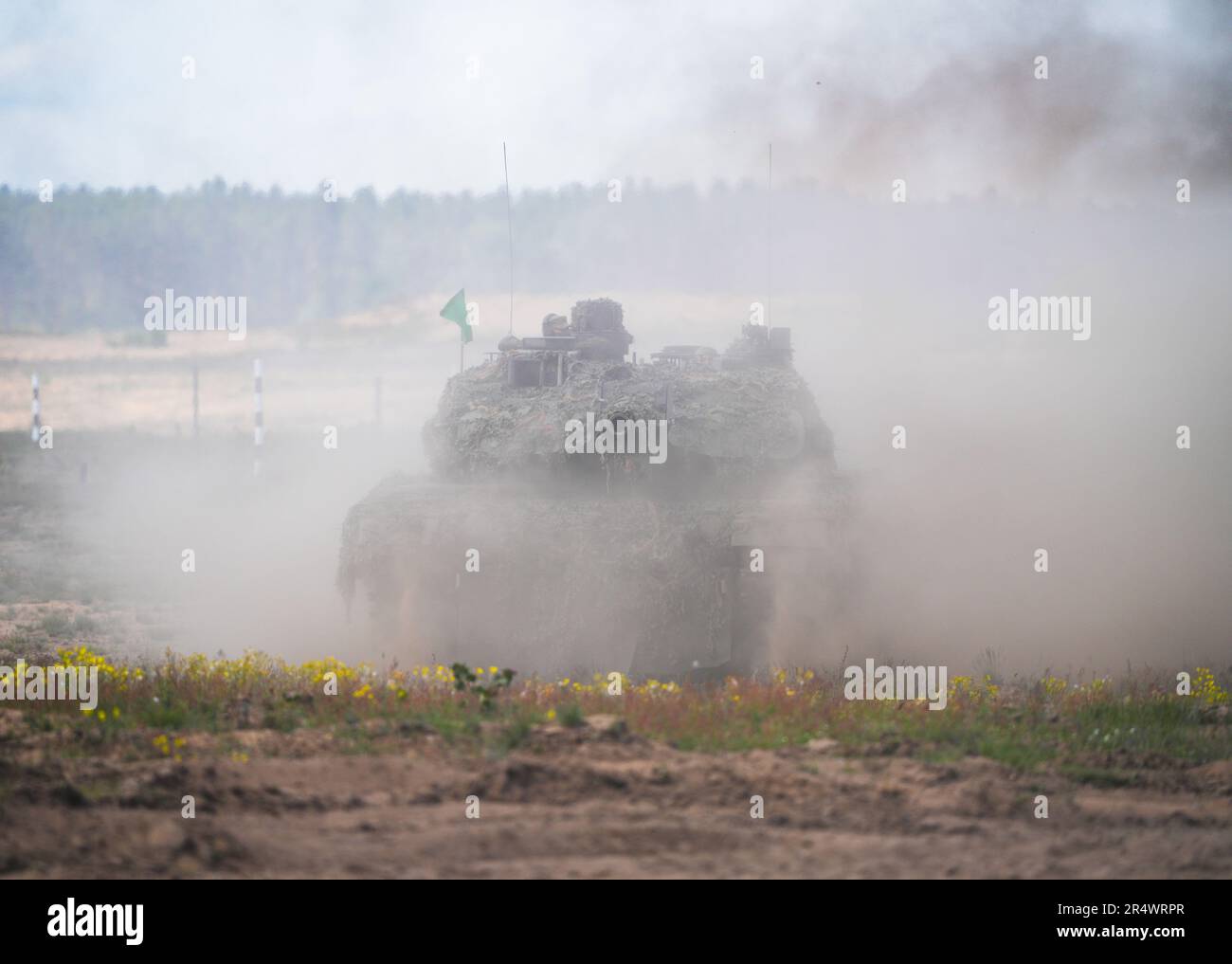 Pabrade, Litauen. 30. Mai 2023. Ein deutscher Leopard 2A6-Hauptkampfpanzer nimmt während eines Besuchs des deutschen Präsidenten Steinmeier bei der multinationalen EFP-Gefechtsgruppe Litauen seine Position auf dem Pabrade-Trainingsgelände ein. Die EFP (verstärkte Frontpräsenz) mit der Entsendung von vier Bataillonen soll die östliche Flanke der NATO in Estland, Lettland, Litauen und Polen stärken. Deutschland stellt den Kommandanten und derzeit rund 850 Soldaten auf dem litauischen Militärstützpunkt in Rukla zur Verfügung. Kredit: Soeren Stache/dpa/Alamy Live News Stockfoto