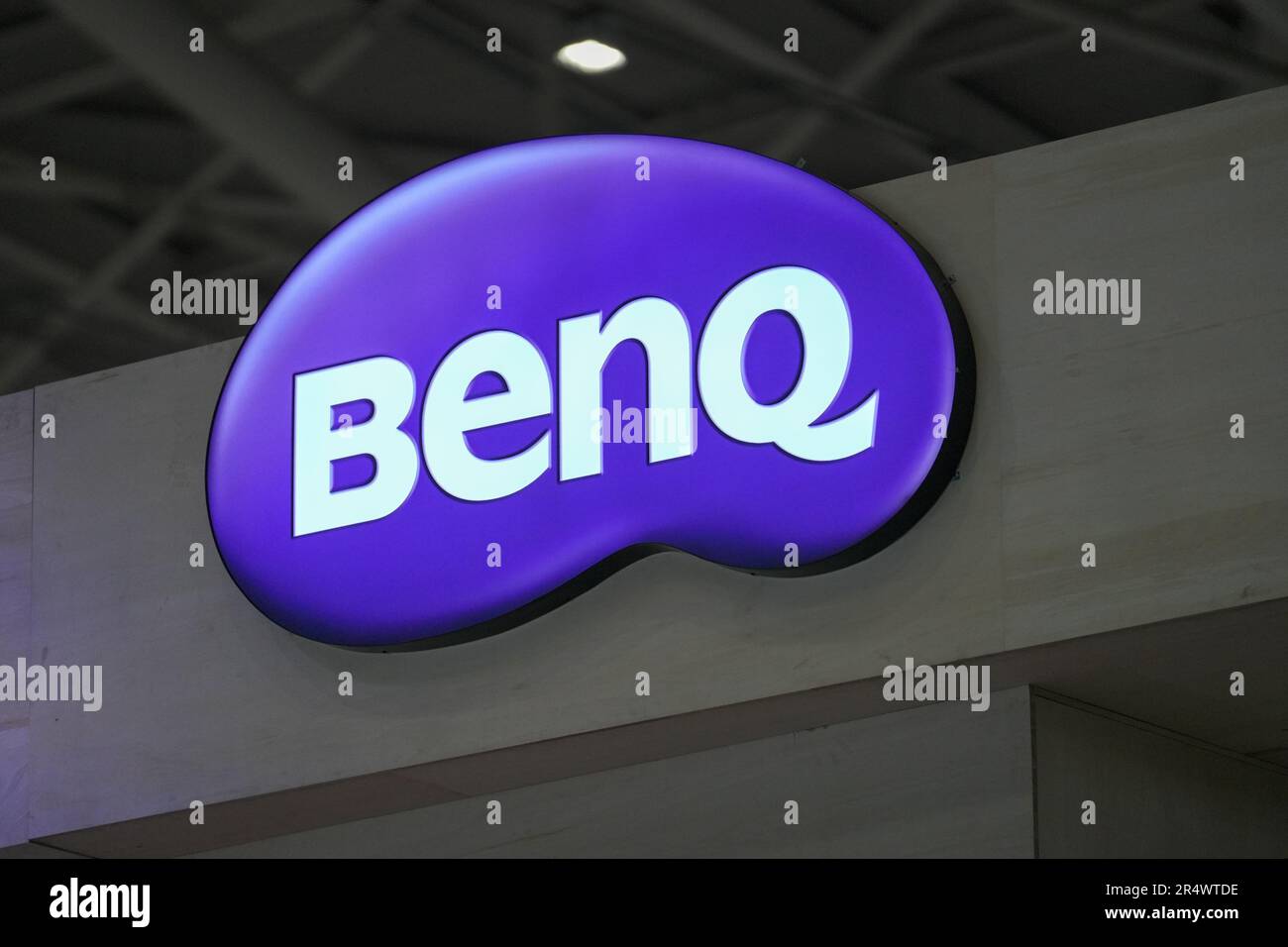 Taipeh, Taiwan. 30. Mai 2023. Das Logo von BenQ, einem taiwanesischen multinationalen Unternehmen, das Technologieprodukte, Unterhaltungselektronik, Computer- und Kommunikationsgeräte verkauft und vermarktet, wurde auf der COMPUTEX 2023 in Taipei gesehen. Die COMPUTEX-Ausgabe 2023 findet vom 30. Mai bis zum 02. Juni 2023 statt und umfasst über 1.000 Aussteller aus 26 verschiedenen Ländern mit 3000 Ständen, um ihre neuesten Produkte zu präsentieren und Bestellungen mit ausländischen Käufern zu unterzeichnen. Kredit: SOPA Images Limited/Alamy Live News Stockfoto