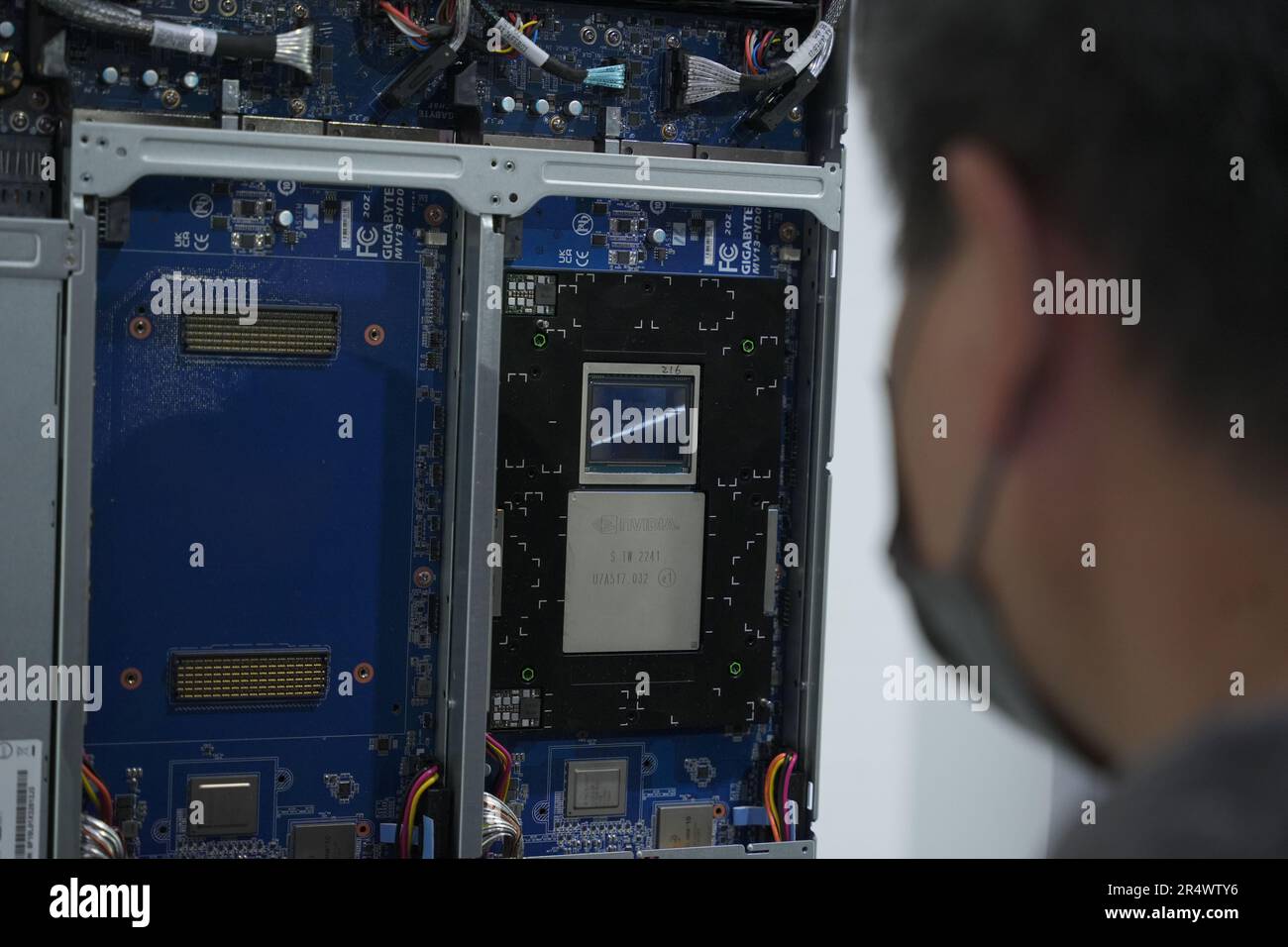Taipeh, Taiwan. 30. Mai 2023. Eine Person, die den NVIDIA Grace Hopper Superchip am Gigabyte Stand auf der COMPUTEX 2023 in Taipei betrachtet. Die COMPUTEX-Ausgabe 2023 findet vom 30. Mai bis zum 02. Juni 2023 statt und umfasst über 1.000 Aussteller aus 26 verschiedenen Ländern mit 3000 Ständen, um ihre neuesten Produkte zu präsentieren und Bestellungen mit ausländischen Käufern zu unterzeichnen. (Foto: Walid Berrazeg/SOPA Images/Sipa USA) Guthaben: SIPA USA/Alamy Live News Stockfoto