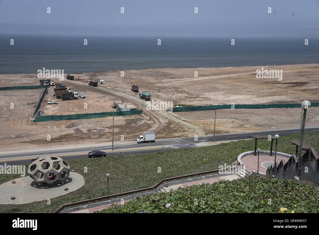 Nicolas Remene / Le Pictorium - El-Nino-Phänomen an der Nordküste Perus - 9/10/2018 - Peru / Lima / Lima - Bau des Sportplatzes Alberto Junior Rodriguez Valdelomar im Stadtteil San Miguel in Lima, Peru, am 7. Oktober 2018. An der Küste der peruanischen Hauptstadt wird versucht, etwas an der Stadtentwicklung zu gewinnen. Lima muss, wie viele Küstenstädte und -Dörfer im Norden, regelmäßig mit den klimatischen Gefahren umgehen, die durch den periodischen Wechsel der Phänomene El Nino und La Nina entstehen. ---------------------------------------------------------------------- Das El-Nino-Phänomen Stockfoto