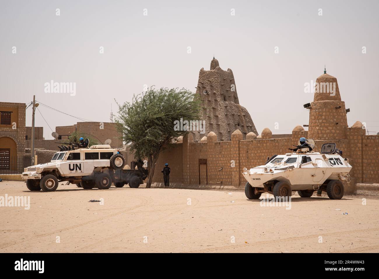 Nicolas Remene / Le Pictorium - Polizei der Vereinten Nationen (UNPOL) und UNDSS in Mali - 31/3/2021 - Mali / Timbuktu / Timbuktu - Blauhelme der Polizei der Vereinten Nationen (UNPOL) in Mali und der Hauptabteilung Sicherheit (UNDSS), die innerhalb der MINUSMA tätig sind, bieten Sicherheit für eine Delegation Bei einem Besuch des Place de l'Independance und des Al Farouk-Monuments in Timbuktu am 31. März 2021. Stockfoto