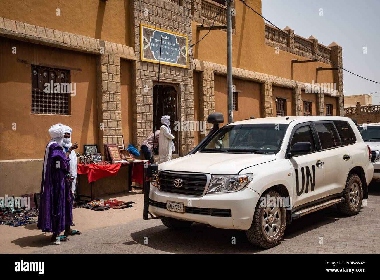 Nicolas Remene / Le Pictorium - Polizei der Vereinten Nationen (UNPOL) und UNDSS in Mali - 31/3/2021 - Mali / Timbuktu / Timbuktu - Blauhelme der Polizei der Vereinten Nationen (UNPOL) in Mali und der Hauptabteilung Sicherheit (UNDSS), die innerhalb der MINUSMA tätig sind, bieten Sicherheit für eine Delegation Bei einem Besuch des Place de l'Independance und des Al Farouk-Monuments in Timbuktu am 31. März 2021. Stockfoto