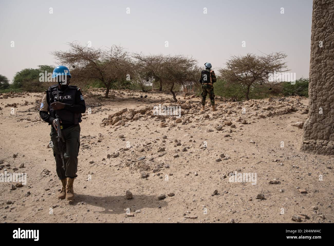 Nicolas Remene / Le Pictorium - Polizei der Vereinten Nationen (UNPOL) und UNDSS in Mali - 31/3/2021 - Mali / Timbuktu / Timbuktu - Blauhelme der Polizei der Vereinten Nationen (UNPOL) in Mali und der Hauptabteilung Sicherheit (UNDSS), die innerhalb der MINUSMA tätig sind, bieten Sicherheit für eine Delegation Bei einem Besuch des Place de l'Independance und des Al Farouk-Monuments in Timbuktu am 31. März 2021. Stockfoto