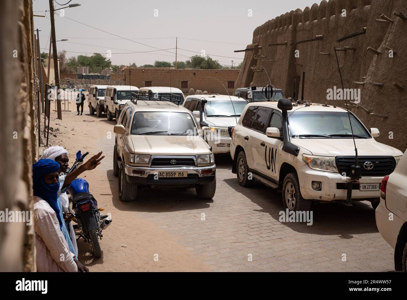 Nicolas Remene / Le Pictorium - Polizei der Vereinten Nationen (UNPOL) und UNDSS in Mali - 31/3/2021 - Mali / Timbuktu / Timbuktu - Blauhelme der Polizei der Vereinten Nationen (UNPOL) in Mali und der Hauptabteilung Sicherheit (UNDSS), die innerhalb der MINUSMA tätig sind, bieten Sicherheit für eine Delegation Bei einem Besuch des Place de l'Independance und des Al Farouk-Monuments in Timbuktu am 31. März 2021. Stockfoto