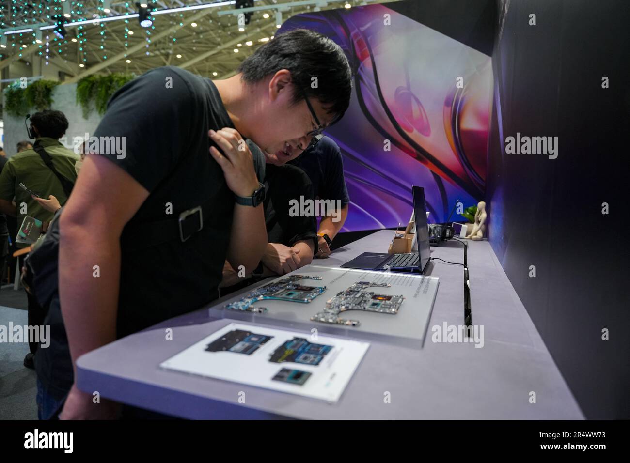 Taipeh, Taiwan. 30. Mai 2023. Eine Person, die auf der COMPUTEX 2023 in Taipei ein von ASUS hergestelltes Notebook-Motherboard betrachtet. Die COMPUTEX-Ausgabe 2023 findet vom 30. Mai bis zum 02. Juni 2023 statt und umfasst über 1.000 Aussteller aus 26 verschiedenen Ländern mit 3000 Ständen, um ihre neuesten Produkte zu präsentieren und Bestellungen mit ausländischen Käufern zu unterzeichnen. (Foto: Walid Berrazeg/SOPA Images/Sipa USA) Guthaben: SIPA USA/Alamy Live News Stockfoto