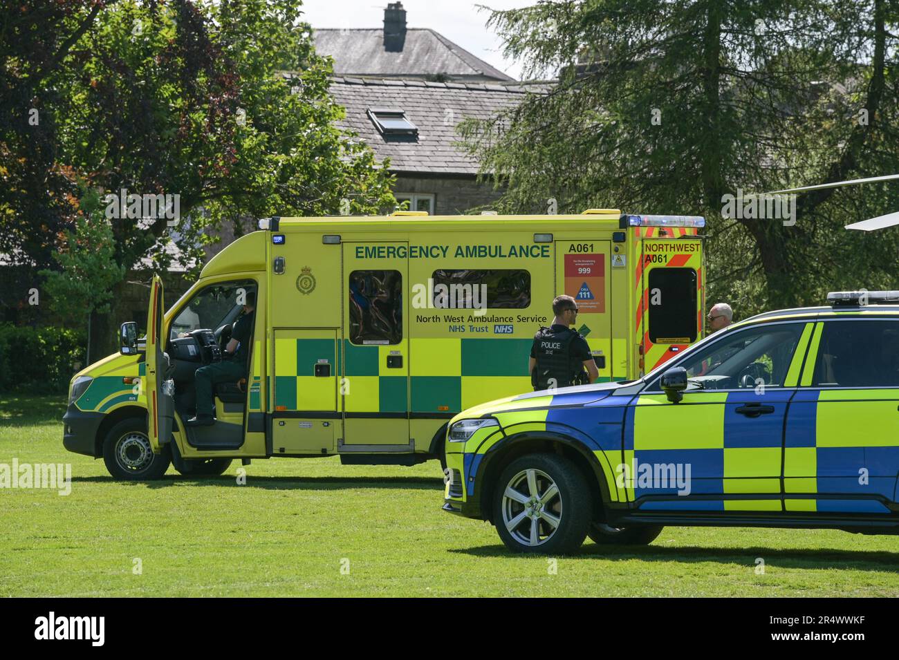 Kirkland, Kendal 30. Mai 2023 - der North West Air Ambulance landete nach einem medizinischen Notfall im Abbot Hall Park. Ein Zeuge sah mehrere Menschen, die eine Wiederbelebung an einem Mitglied der Öffentlichkeit auf der nahegelegenen Kirkland Road durchgeführt haben. Cumbria Police and Ambulance Services betreuten den Patienten im Park, in der Nähe eines Kinderspielplatzes. Ein Sprecher des North West Ambulance Service sagte: „Wir reagierten auf einen Patienten, der einen medizinischen Notfall erlitten hatte, an einer Adresse in Kirkland, Kendal, nach einem Anruf um 12,41. Sie wurden am Tatort behandelt und auf dem Straßenweg ins Krankenhaus gebracht.“ Die Polizei von Cumbria hat es bestätigt Stockfoto