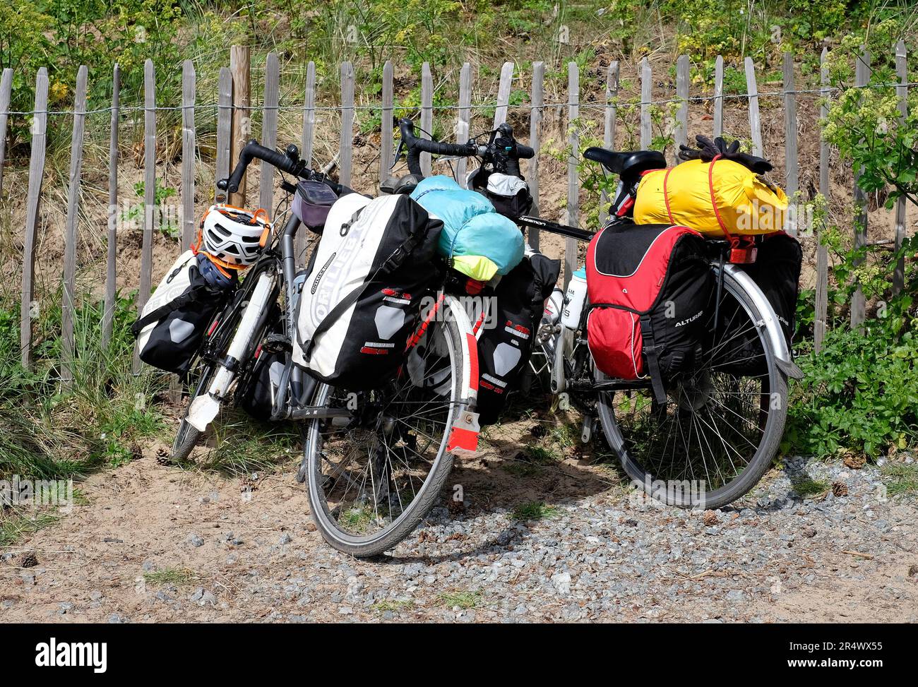 Touring-Fahrräder stehen am Zaun, holkham, norfolk, england Stockfoto