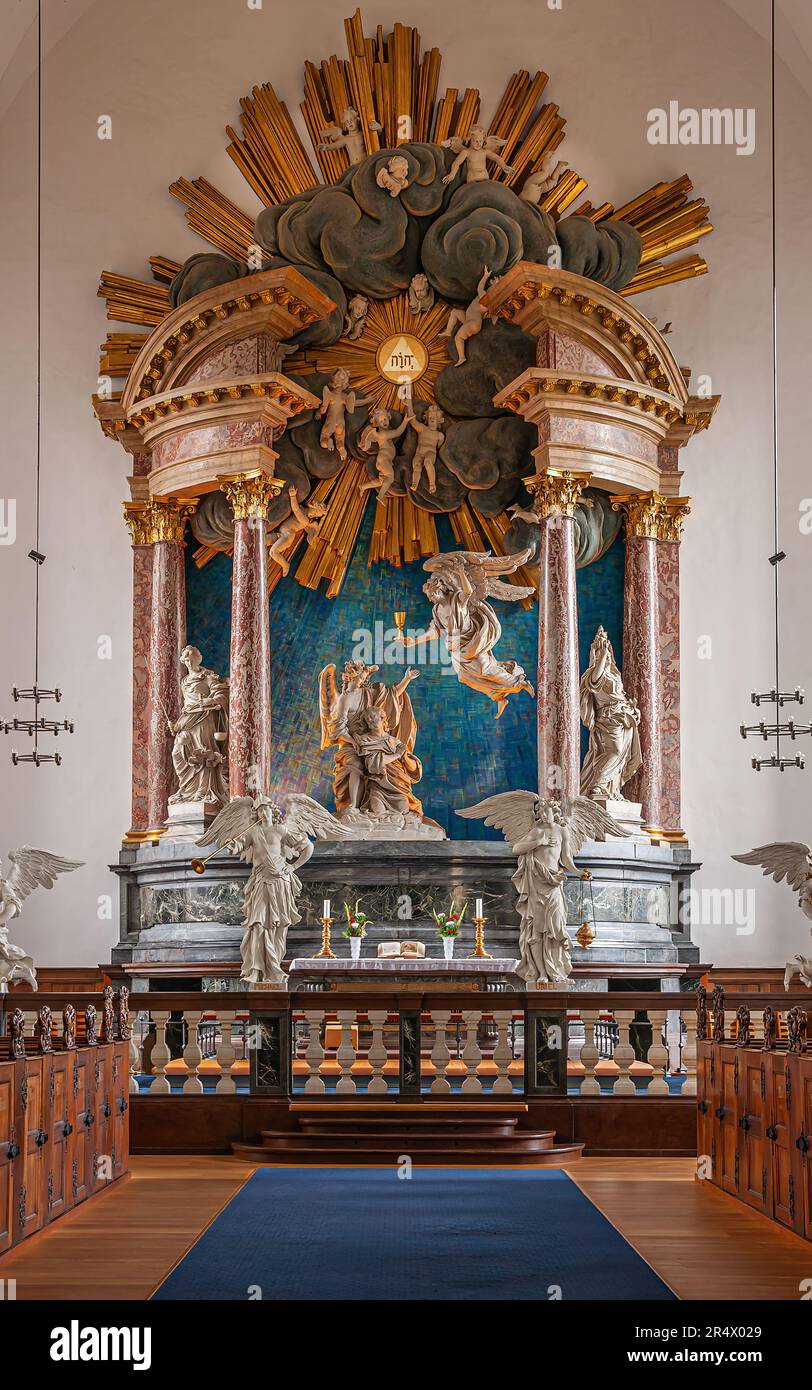 Kopenhagen, Dänemark - 14. September 2010: Portrait, Hauptaltar in Chancel, unterstützt von monumentalen Wiederholungen in Marmor und Gold mit Engelsstatuen Stockfoto