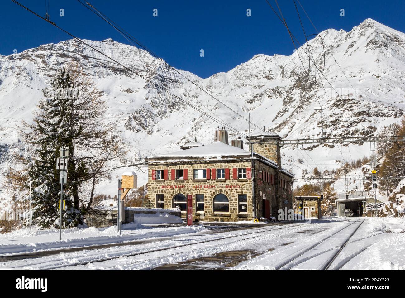 Alp Grum, Schweiz - November 05. 2021: Alp Grum Bahnhof auf der Südseite des Bernina Pass. Von hier schleicht sich die Bernina Railway hinunter Stockfoto