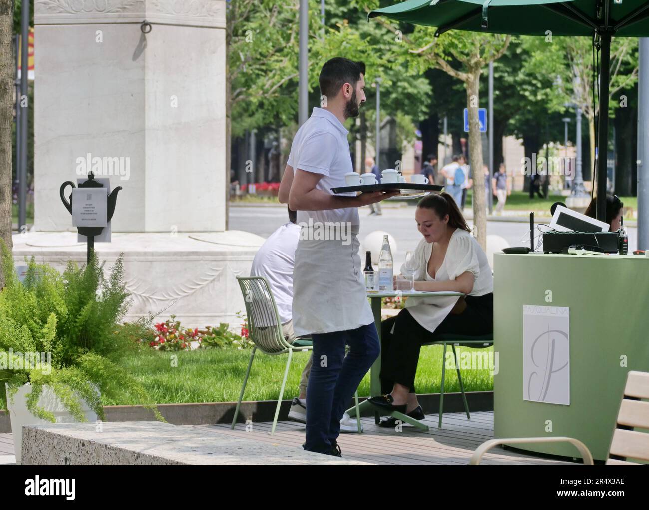 Bergamo, Italien. 30. Mai 2023. Jobs wie Köche und Kellner sind nicht so attraktiv wie in der Zeit vor der Pandemie, Bars und Restaurants haben große Schwierigkeiten, Personal zu finden und einen angemessenen Kundenservice zu gewährleisten. Kredit: Unabhängige Fotoagentur/Alamy Live News Stockfoto