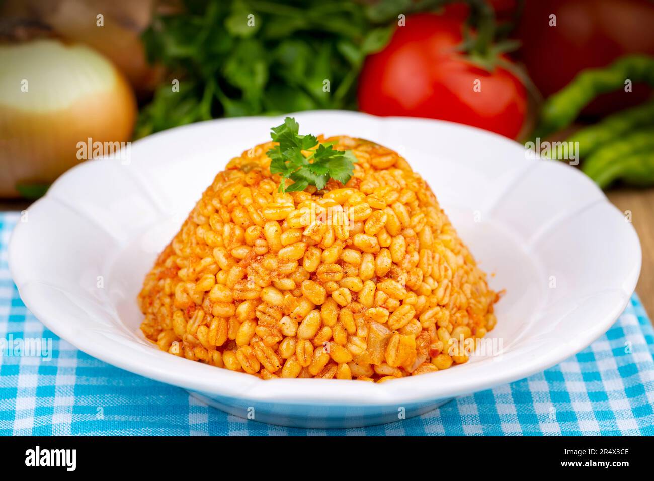 Traditioneller türkischer Bulgur-Pilaf mit Tomatensoße auf dem Teller ...