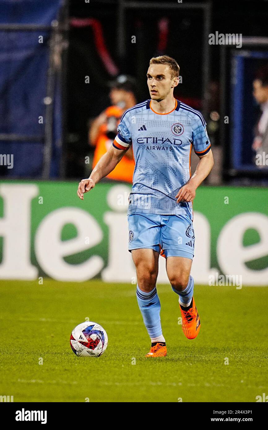New York, New York, USA. 27. Mai 2023. Der Mittelfeldspieler James Sands (6) des New York City FC dribbelt während eines MLS-Spiels zwischen der Philadelphia Union und dem New York City FC auf dem Citi Field in New York, NY, über den Ball. Rusty Jones/Cal Sport Media/Alamy Live News Stockfoto
