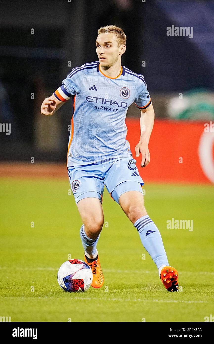 New York, New York, USA. 27. Mai 2023. Der New York City FC Mittelfeldspieler James Sands (6) verschiebt den Ball während eines MLS-Spiels zwischen der Philadelphia Union und dem New York City FC auf dem Citi Field in New York, NY. Rusty Jones/Cal Sport Media/Alamy Live News Stockfoto