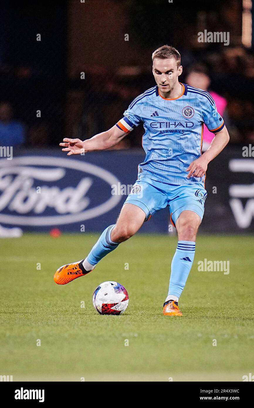 New York, New York, USA. 27. Mai 2023. Der New York City FC Mittelfeldspieler James Sands (6) verschiebt den Ball während eines MLS-Spiels zwischen der Philadelphia Union und dem New York City FC auf dem Citi Field in New York, NY. Rusty Jones/Cal Sport Media/Alamy Live News Stockfoto