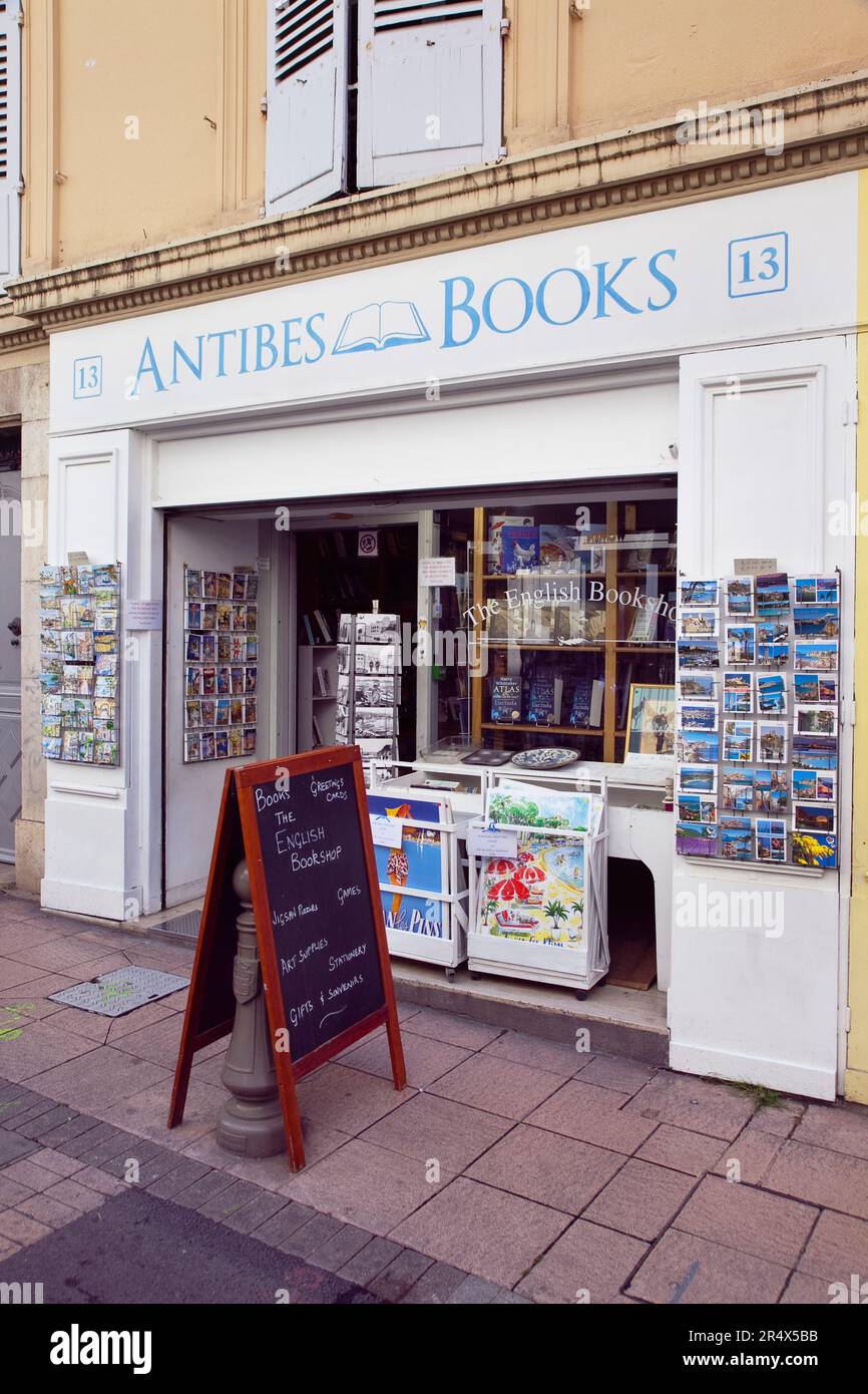 Frankreich, Provence-Alpen, Cote d'Azur, Antibes, Buchladen, der englischsprachige Publikationen in der Altstadt verkauft. Stockfoto