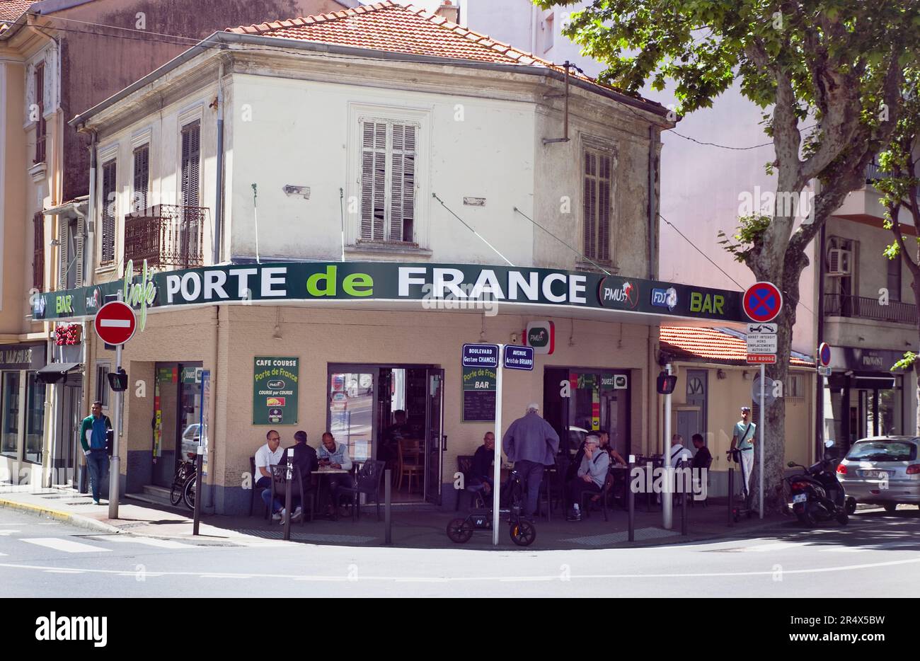 Frankreich, Provence-Alpen, Cote d'Azur, Antibes, Einheimische saßen vor dem Café in der Altstadt. Stockfoto