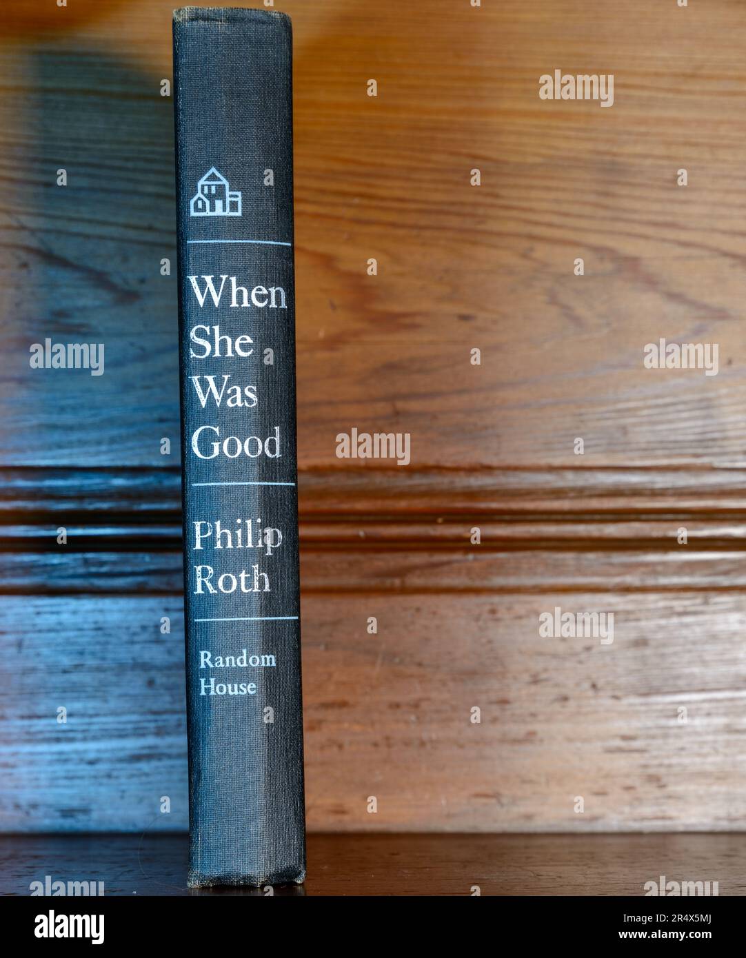 NEW ORLEANS, LA, USA - 24. MAI 2023: Wirbelsäule von „When she was Good“, ein Buch von Philip Roth Stockfoto