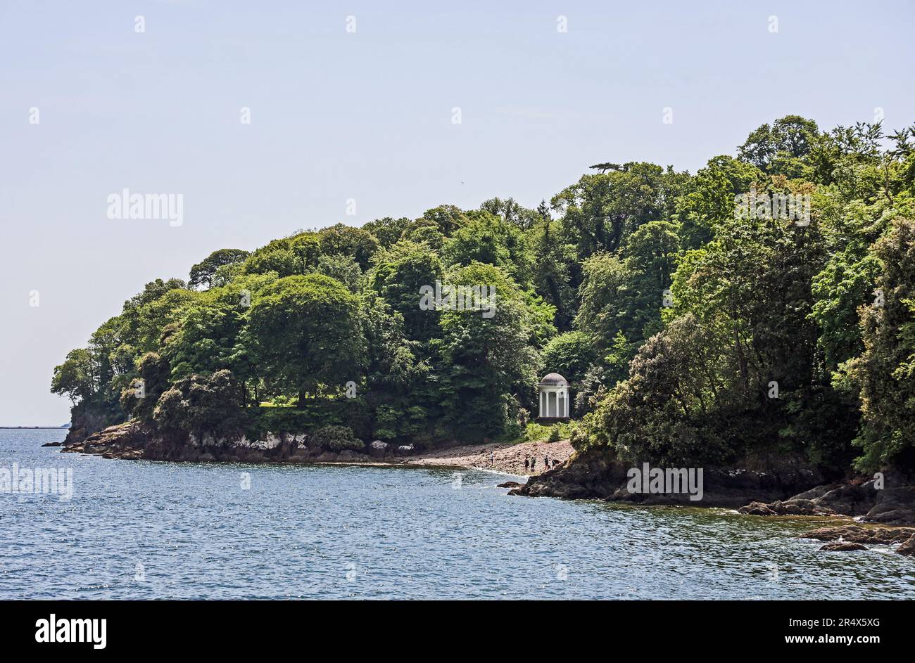 Milton's Temple by the Ampitheatre im Mount Edgcumbe Park, am Rame Peninusla in Cornwall. Vom Scheunenpool aus gesehen. Stockfoto