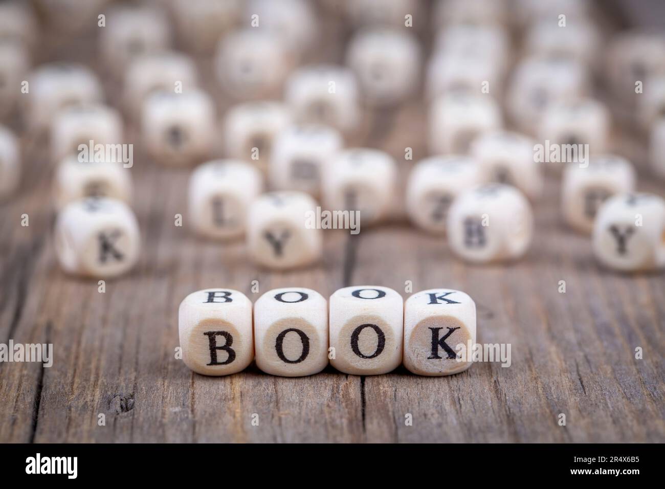 In einem Buch geschriebener hölzerner Alphabet-Block Stockfoto