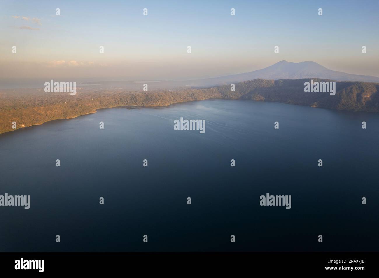 Vulkankrater-Lagune in Nicaragua Granada im Hintergrund mit Dröhnensicht Stockfoto