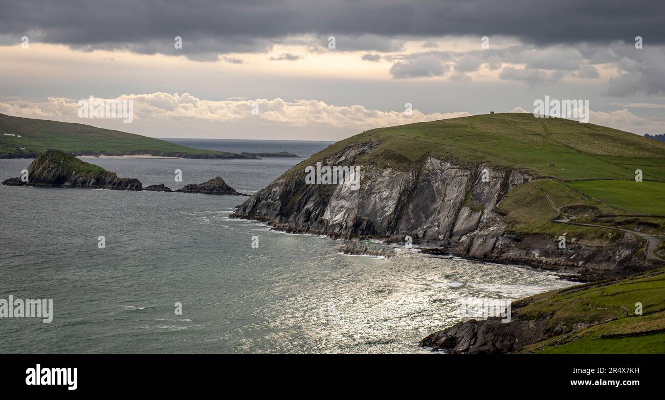 Malerischer Blick auf die Klippen und den Hügel von Dunmore Head unter einem bewölkten Himmel auf der Dingle Peninsula; County Kerry, Irland Stockfoto