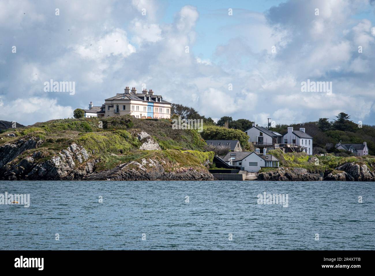 Küstenwache Cottages in Crookhaven an den Klippen entlang des Ufers von Mizen Head; Crookhaven, West Cork, Irland Stockfoto