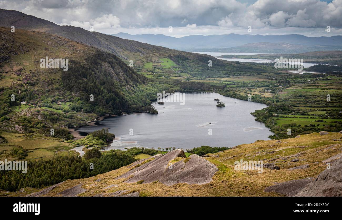 Malerischer Blick vom Healy Pass auf die Landschaft rund um den Glanmore Lake auf der Beara-Halbinsel; County Kerry, Irland Stockfoto