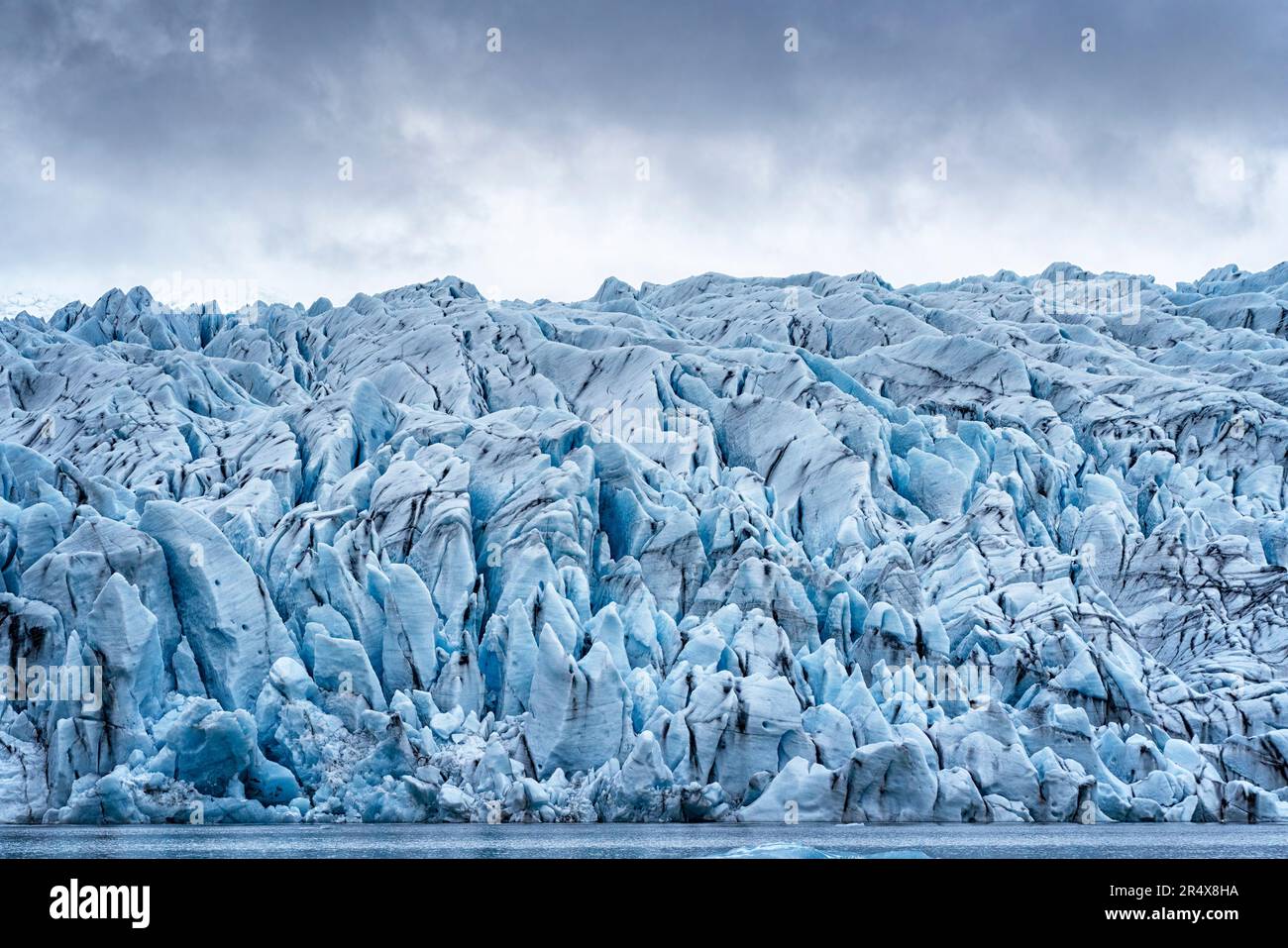 Aus nächster Nähe von der Fjallsarlon Glacier Lagoon der zerklüfteten blauen Eisformen des Fjallsjokull Glacier Endus, der sich hervorhebt... Stockfoto