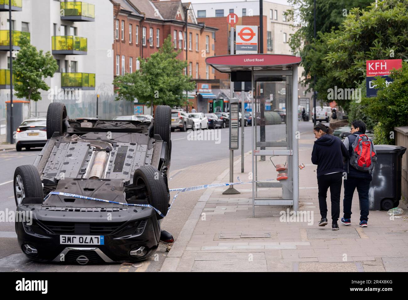 Die Folgen eines Autounfalls, bei dem am 30. Mai 2023 in London, England, ein umgestürzter Nissan-Heck am Straßenrand zwischen Brixton und Camberwell auf der Coldharbour Lane verbleibt. Stockfoto